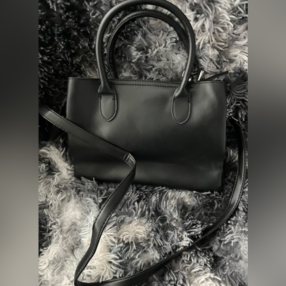 Almost Like New: Black Handbag With Arm Strap Zipper Button Style - Picture 7 of 9
